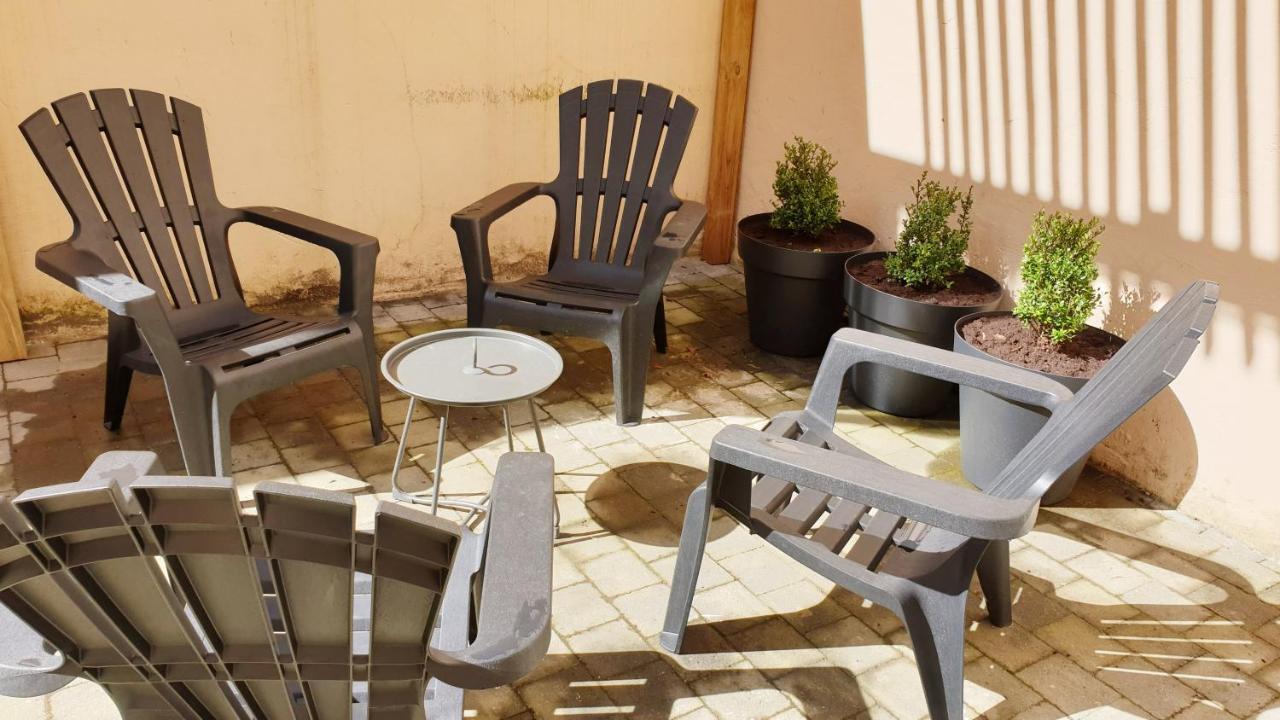 Le Patio Belle Maison En Plein Centre Ville, Avec Grande Terrasse Au Calme バストーニュ エクステリア 写真