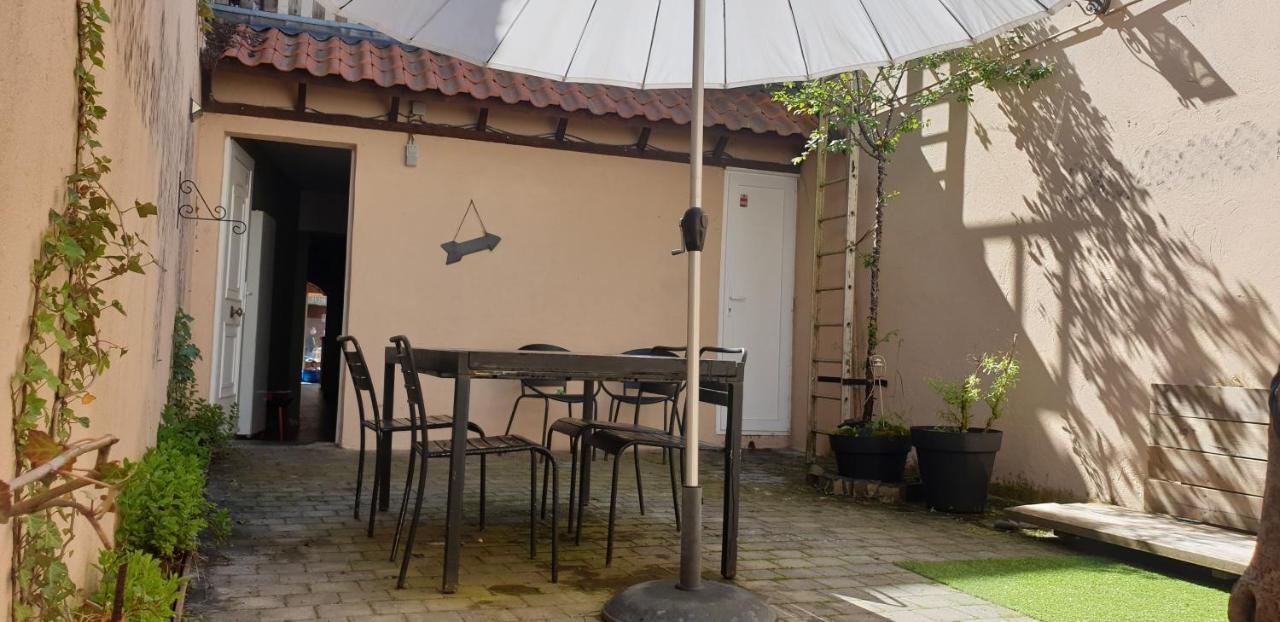 Le Patio Belle Maison En Plein Centre Ville, Avec Grande Terrasse Au Calme バストーニュ エクステリア 写真
