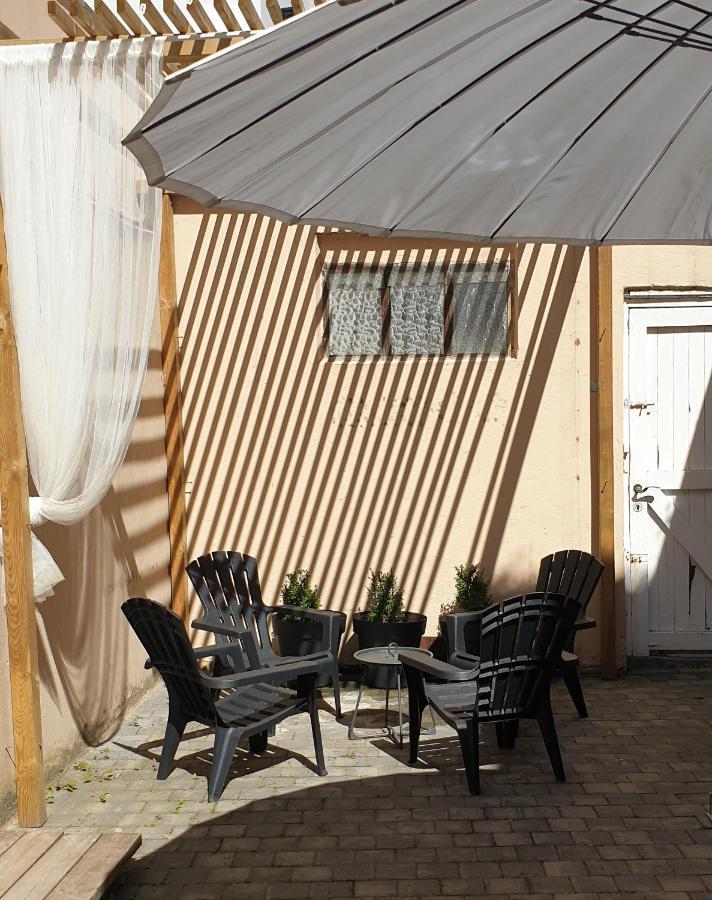 Le Patio Belle Maison En Plein Centre Ville, Avec Grande Terrasse Au Calme バストーニュ エクステリア 写真